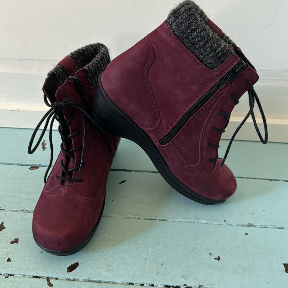 Cozy lined Suede bootie Measures US 6 side zipper. Burgundy Lace Up Groundhog